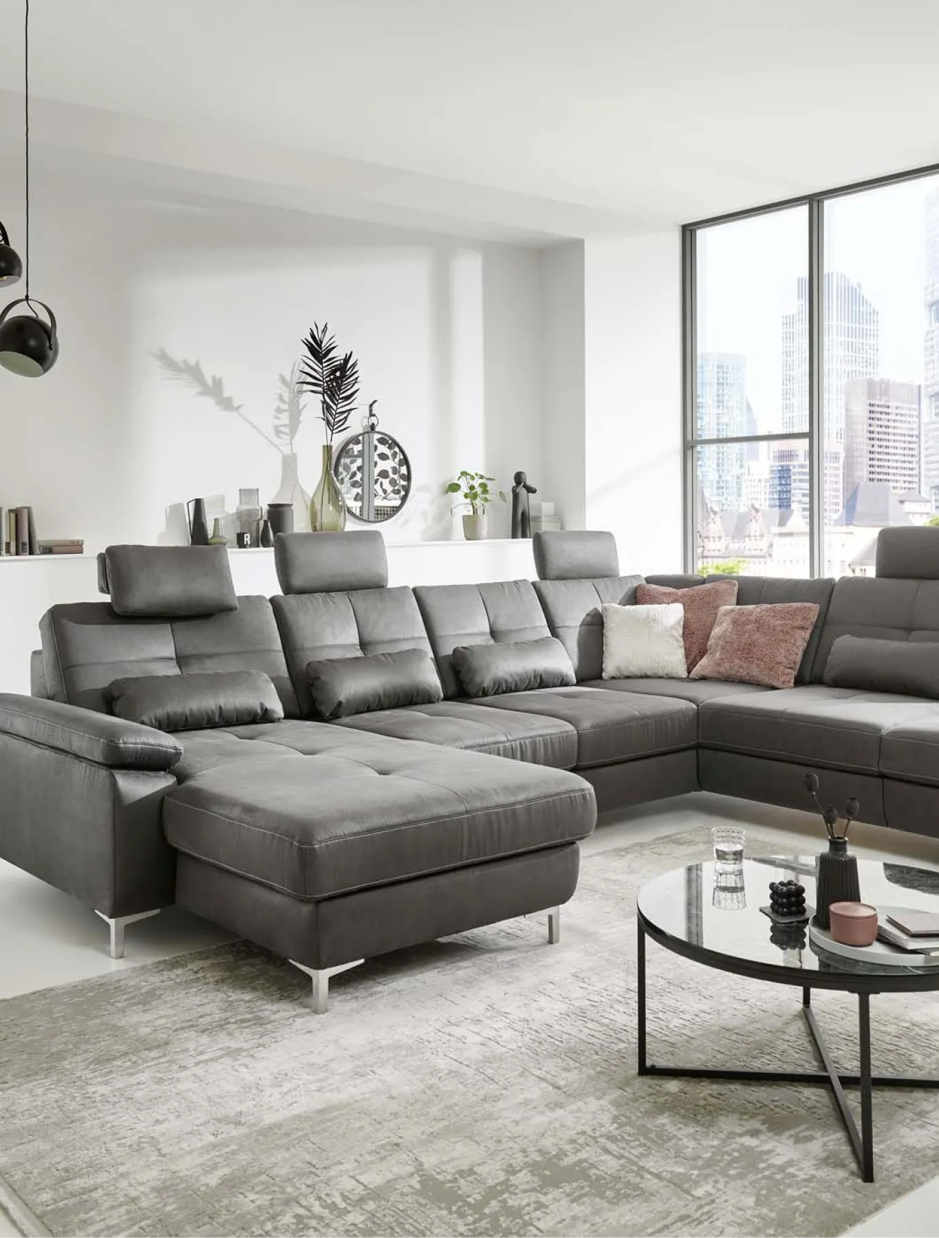 Riesiges U-förmiges Ecksofa vielen Kissen und Kopflehnen